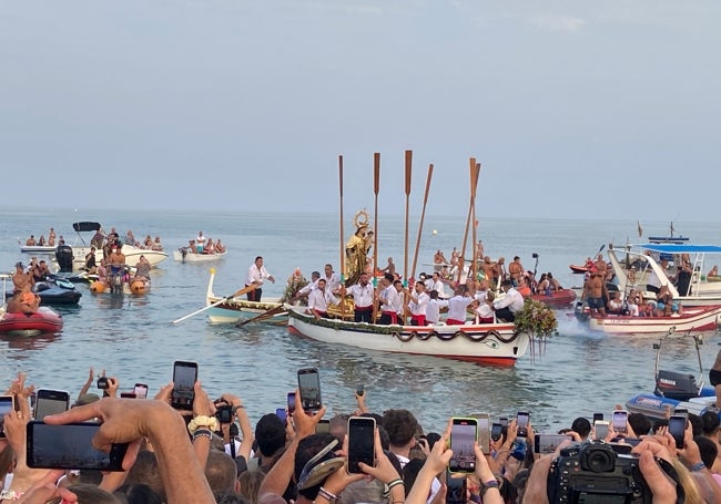 Inicio de la procesión marítima en la playa de Huelin.