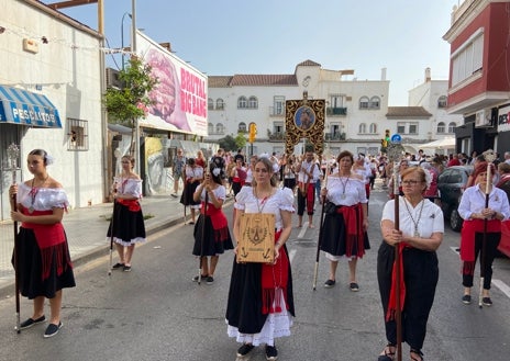 Imagen secundaria 1 - Momentos de la procesión terrestre de la Virgen del Carmen de Huelin.