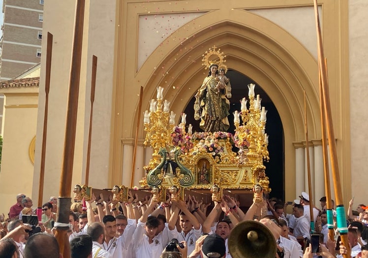 Imagen principal - Momentos de la procesión terrestre de la Virgen del Carmen de Huelin.