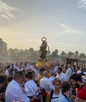 Imagen secundaria 2 - Momentos de la procesión terrestre de la Virgen del Carmen de Huelin.