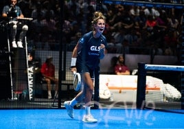 Bea González vuelve a tocar el cielo al coronarse en el Premier Padel de Madrid