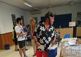 La historia de Jorge, el vecino de Churriana, en Málaga, que ha votado vestido de buzo