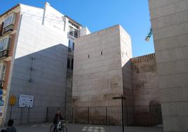 Muralla y torre en la calle Carretería.