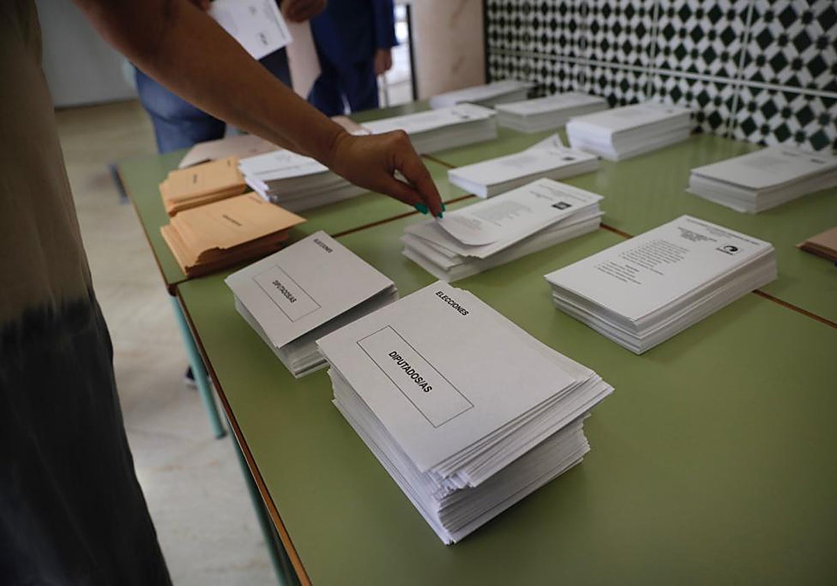 Papeletas en un colegio electoral de Málaga.