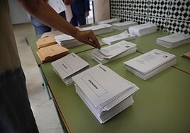 Papeletas en un colegio electoral de Málaga.