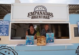 La concejal de Residentes Extranjeros, Presi Aguilera, junto con el organizador del evento Fabián D'angelo, en la presentación del festival.