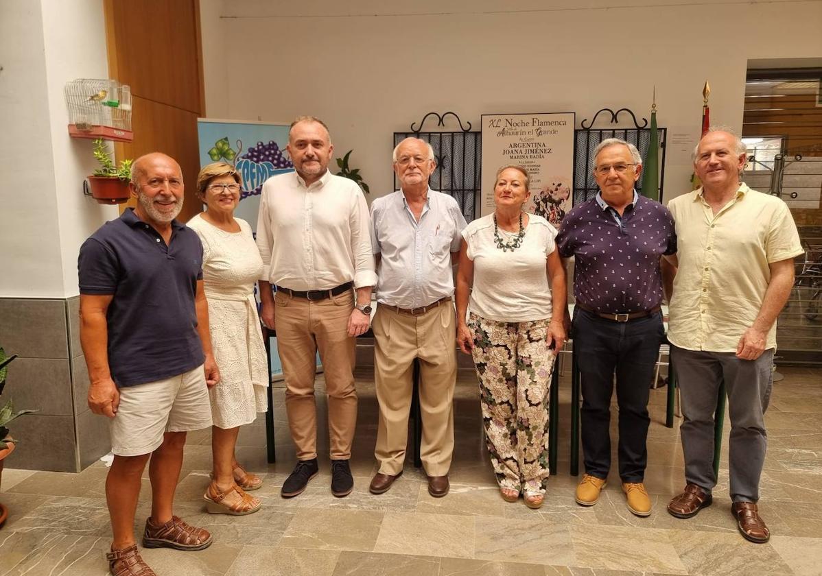 El concejal de cultura Alhaurín el Grande, Luis Guerrero; junto al presidente de la Federación, Juan Recio; el presentador del festival, Gregorio Valderrama y representantes de las peñas Unión Flamenca Alhaurina y Hargasfal.