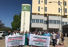 Los médicos se concentraron ante el Clínico hace unos días en contra de la suspensión de las consultas