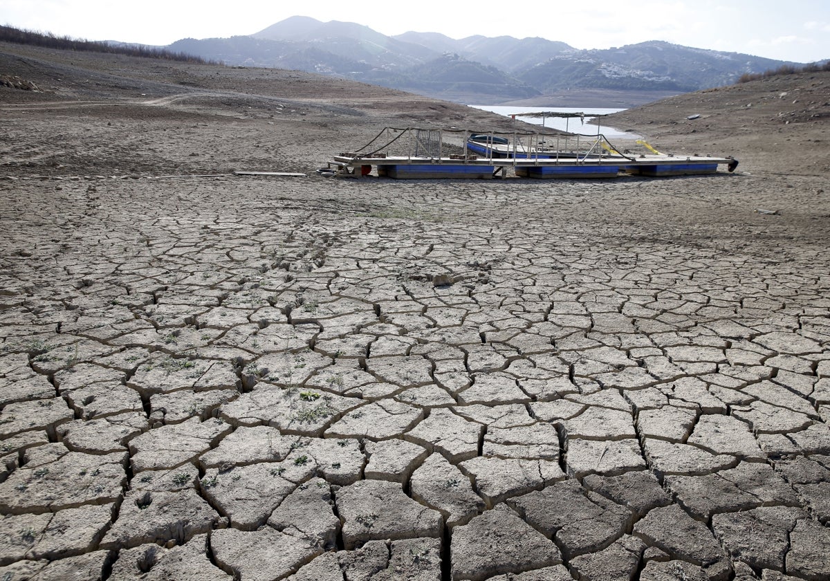 El embalse de La Viñuela está en mínimos históricos, con apenas 14,4 hectómetros cúbicos almacenados, al 8,8% de su capacidad.