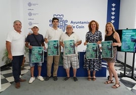 El alcalde de Coín, Francisco Santos; junto a la concejala de Cultura y Turismo, Raquel López; el concejal Antonio González y representantes de la Peña Flamenca Pepe de la Isla.