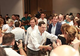 Juanma Moreno, a su llegada a la reunión de la junta directiva del PP-A.