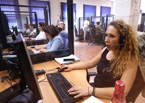 Imagen secundaria 1 - Arriba, María Antonia Rodríguez, usuaria del servicio en Málaga. A continuación, personal de Teleasistencia en la sede que tienen en el PTA. Y abajo, Valeria Chianello, jefa del servicio en esta provincia.