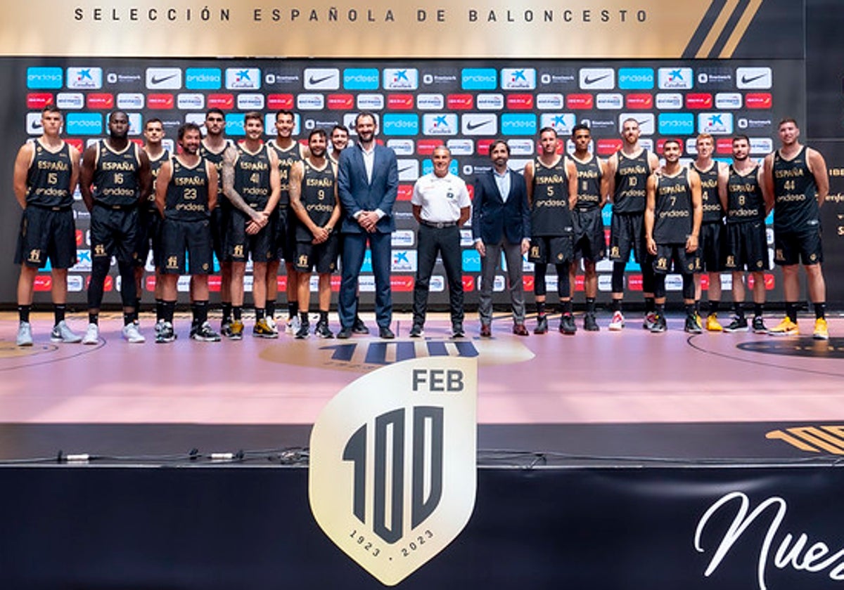 Los jugadores posan con la camiseta del Centenario de la Federación Española.