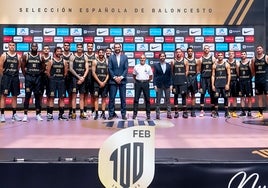 Los jugadores posan con la camiseta del Centenario de la Federación Española.