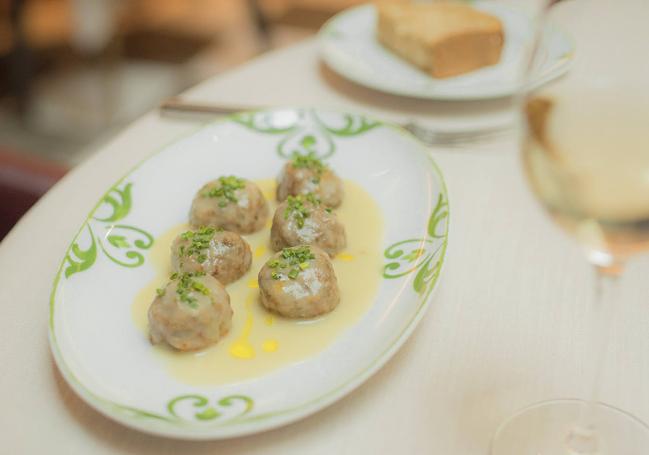 Albondiguitas de marisco en salsa de almeja chirla.