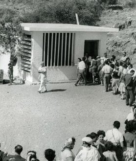 Imagen secundaria 2 - Arriba, una de las actuaciones en la gruta en estas más de seis décadas; abajo a la izquierda, el barítono Carlos Álvarez, y a la derecha, jornada inaugural de la cavidad, el 12 de junio de 1960.