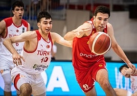 Álvaro Folgueiras trata de hacerse con un balón suelto.