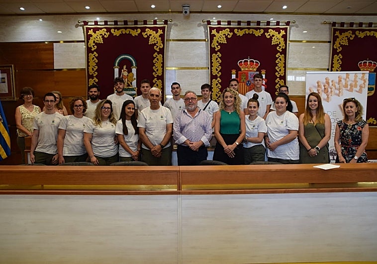 El alcalde de Alhaurín de la Torre, Joaquín Villanova; junto a la edil de Formación y Empleo, María del Mar Martínez y alumnos de los nuevos programas de formación de empleo.
