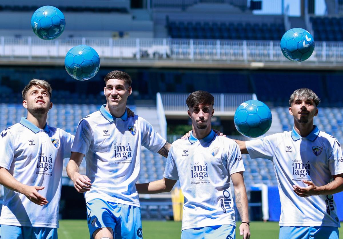 Dani Lorenzo, Roberto, Larrubia y Kevin posan en el césped de La Rosaleda.