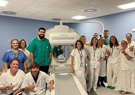 El equipo de Medicina Nuclear, junto al nuevo equipamiento