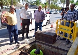 El alcalde de Alhaurín de la Torre, visita una de las obras hidráulicas en el municipio.