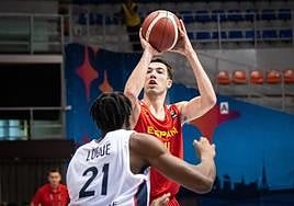 Folgueiras lanza un triple en el partido contra Francia.