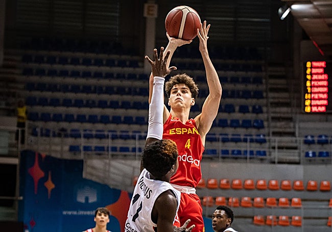 Saint-Supery lanza sobre un jugador francés.