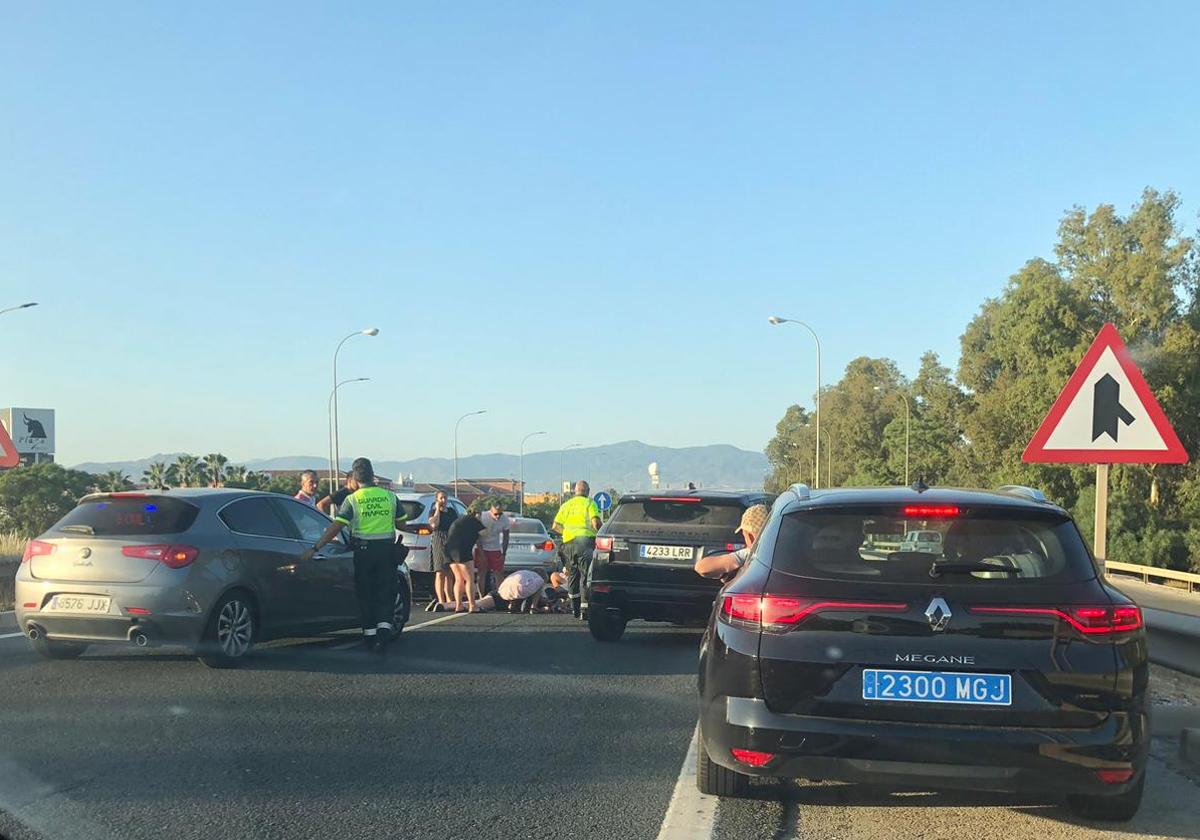 En el accidente se han visto involucrados varios turismos y una motocicleta.