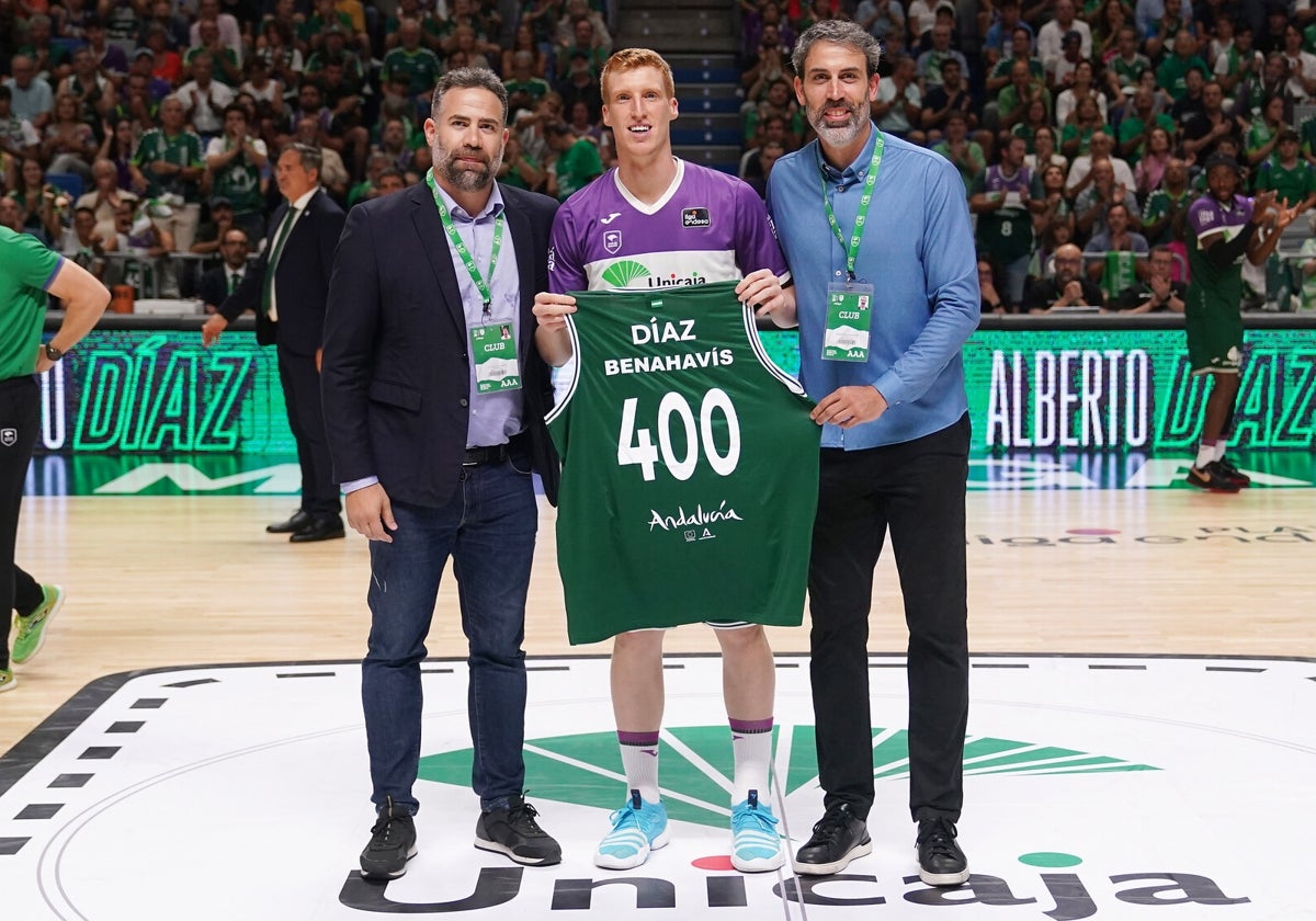 Carlos Cabezas y Berni entregan a Alberto Díaz una camiseta conmemorativa de sus 400 partidos en la Liga ACB la pasada temporada.