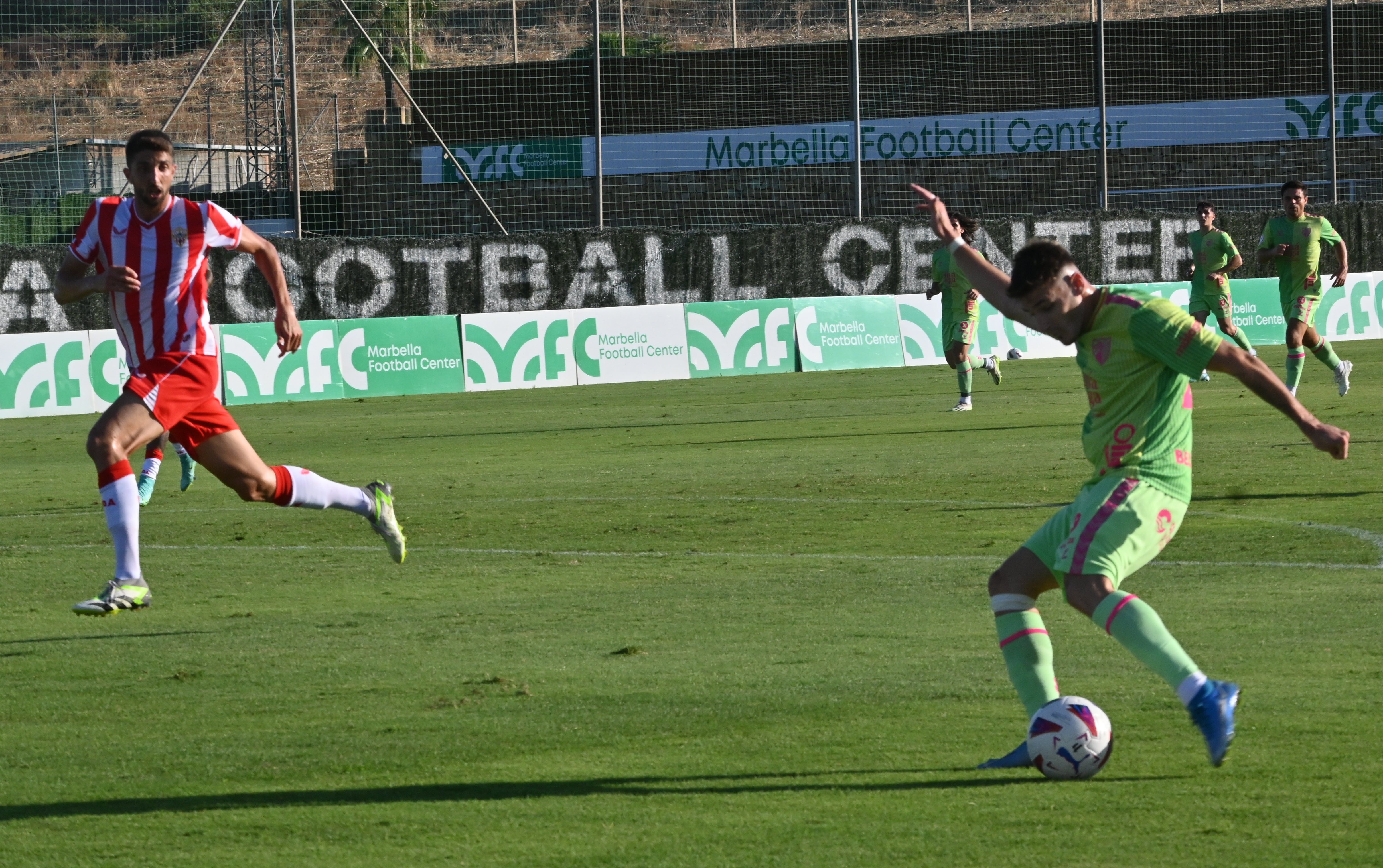 Cristian remata para marcar un gol en el partido amistoso contra el Almería el pasado jueves.