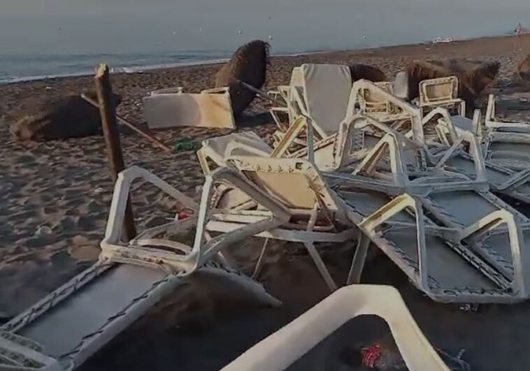 Un grupo de jóvenes destroza la zona de hamacas en la playa del Parador de Golf de Málaga