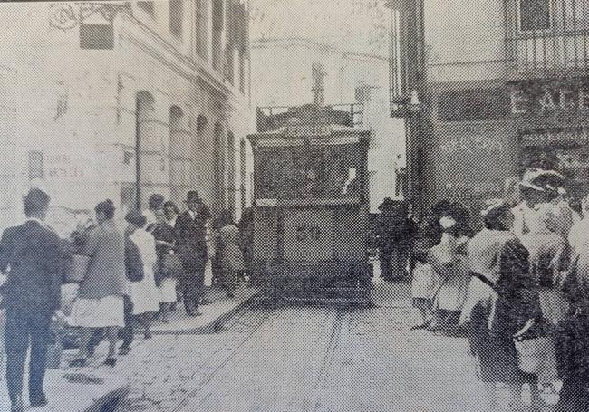 El tranvía apenas podía pasar por la parte más estrecha de la calle Granada.