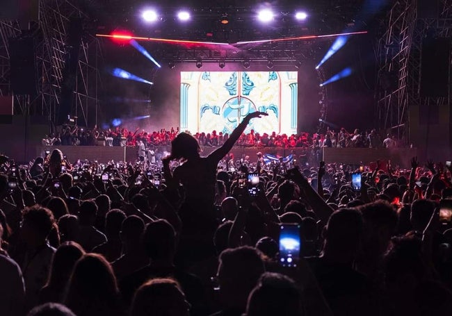 Una imagen tomada desde la multitud, bailando al son de Peggy Gou.