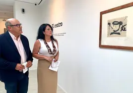 El alcalde veleño, Jesús Lupiáñez, y la concejala de Cultura, Alicia Ramírez, este lunes en la exposición temporal.