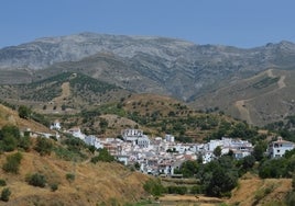 Vista panorámica del casco urbano de Sedella, a los pies de La Maroma, el techo de la provincia.