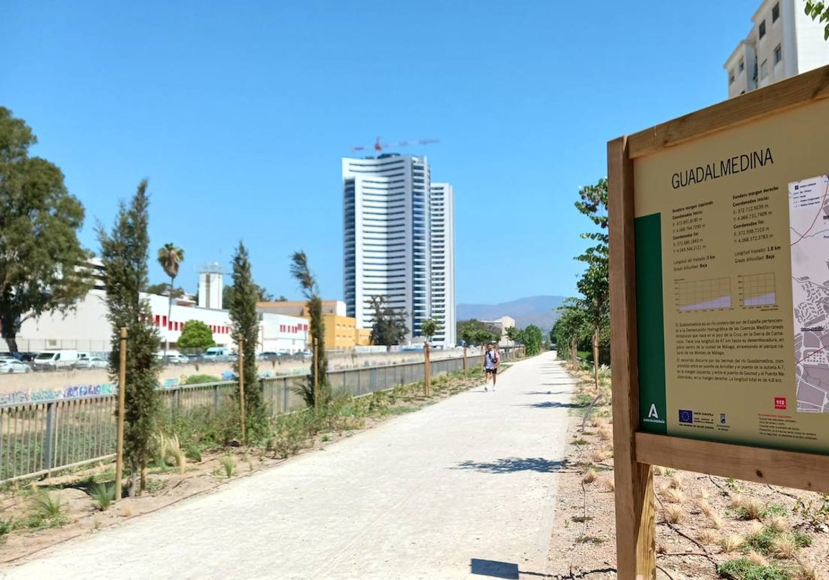 El paseo del borde oriental arranca junto al puete de Armiñán.