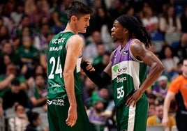 Rubén Vicente habla con Kendrick Perry el día de su debut en la Liga ACB con el Unicaja.