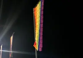Imagen de varias de las banderas arcoíris instaladas por el Ayuntamiento de Almáchar.