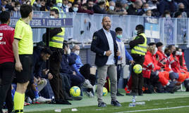 El entrenador, José Alberto López, durante su etapa en el Málaga.