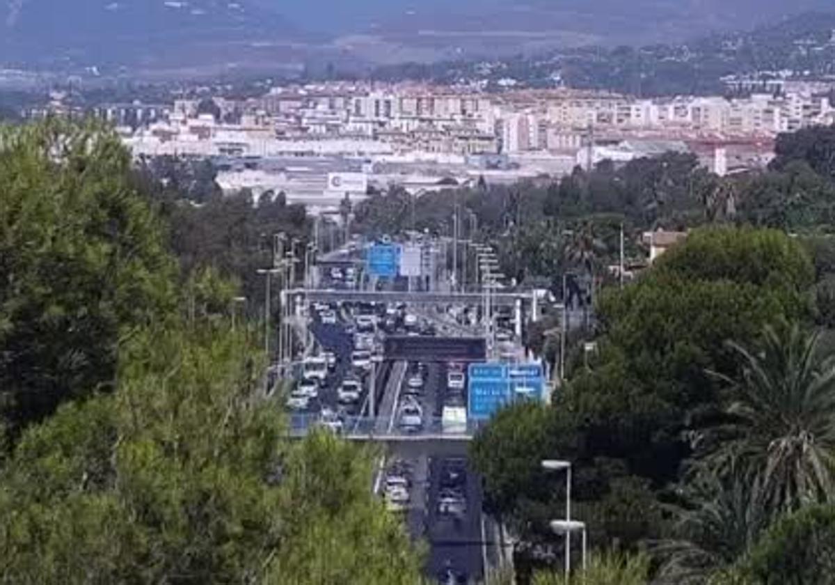 Retenciones de más de diez kilómetros en la A-7 tras un accidente entre un coche y una moto en Marbella