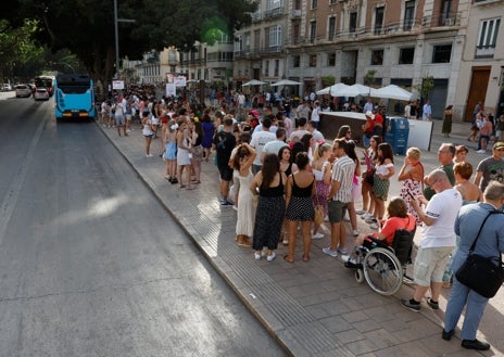 Imagen secundaria 1 - Colas para coger el bus o un taxi durante la feria de 2022.