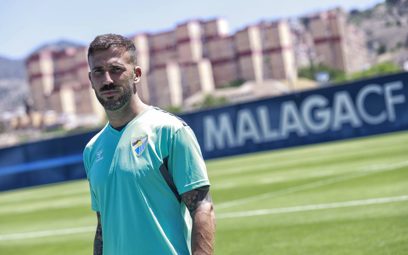 El jugador del Málaga, Dioni, posa para este periódico en el Anexo de La Rosaleda.