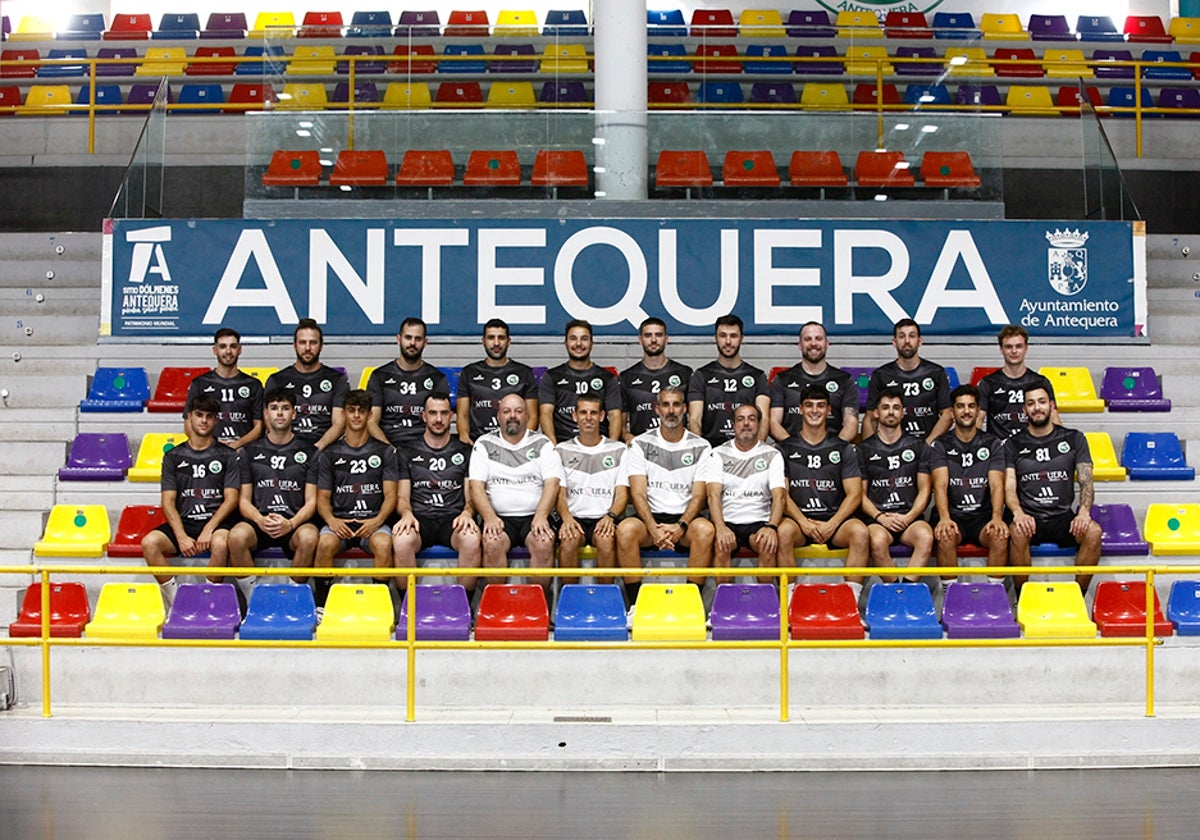 Foto de familia en el primer día de entrenamiento en el Fernando Argüelles.