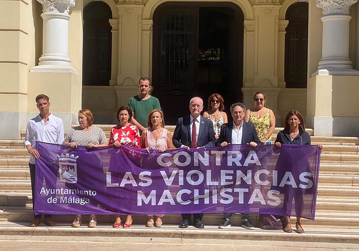 El minuto de silencio, ayer por la mujer asesinada en Utrera. La edil socialista, Rosa del Mar Rodríguez, tercera izquierda, al lado de otros concejales y del alcalde de Málaga.