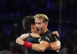 Álex Ruiz celebra junto a Juan Tello el pase a semifinales.