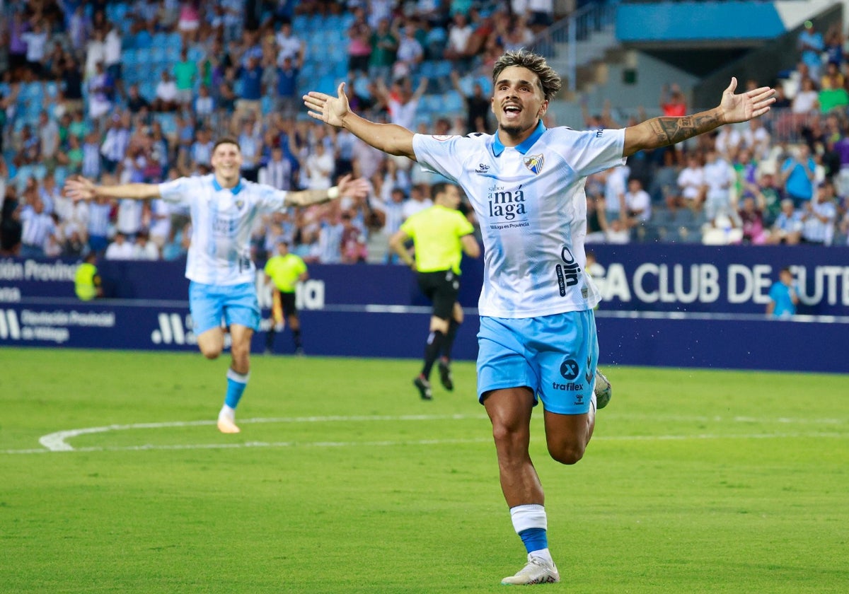 Kevin celebra su gol, el primero que consigue en La Rosaleda con el Málaga.