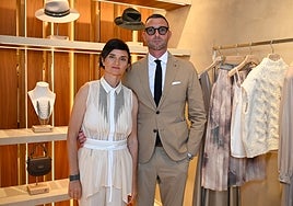 La directora creativa Paola Gonella y el CEO Ricardo Peruffo en la tienda de Peserico en Puerto Banús.