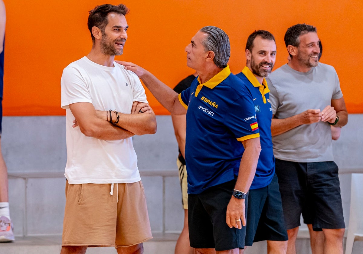 Scariolo saluda a José Manuel Calderón; al fondo, Ibon Navarro.