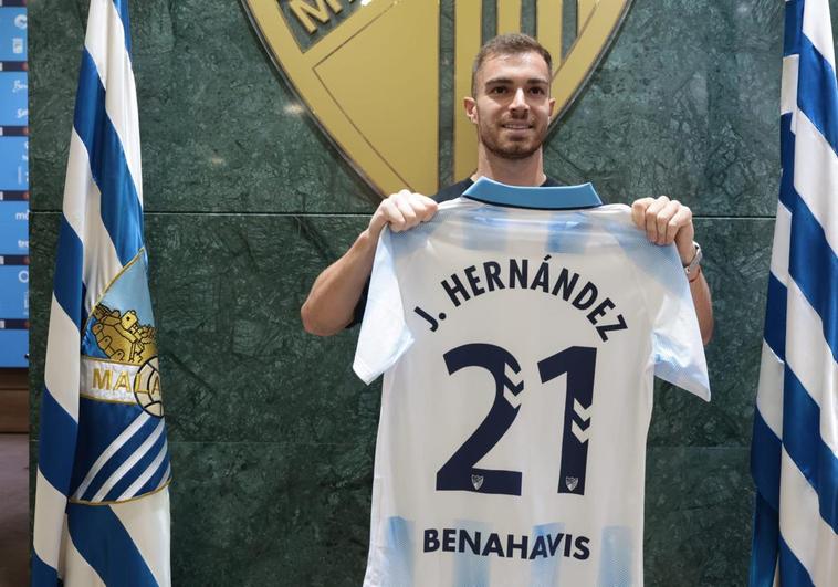 Juan Hernández posa como nuevo fichaje del Málaga, donde llevará el dorsal '21'.
