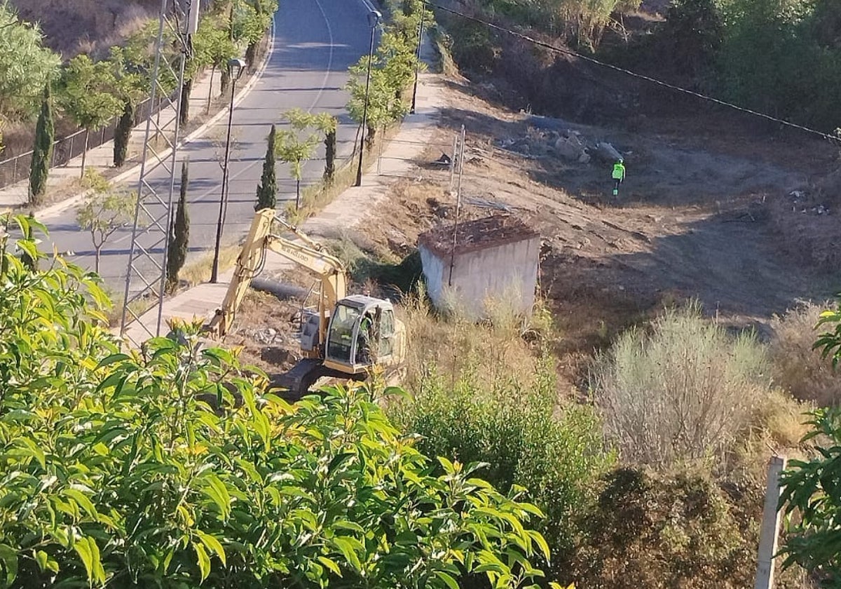 Maquinaria y operarios, en la parcela donde se levantará la subestación eléctrica.